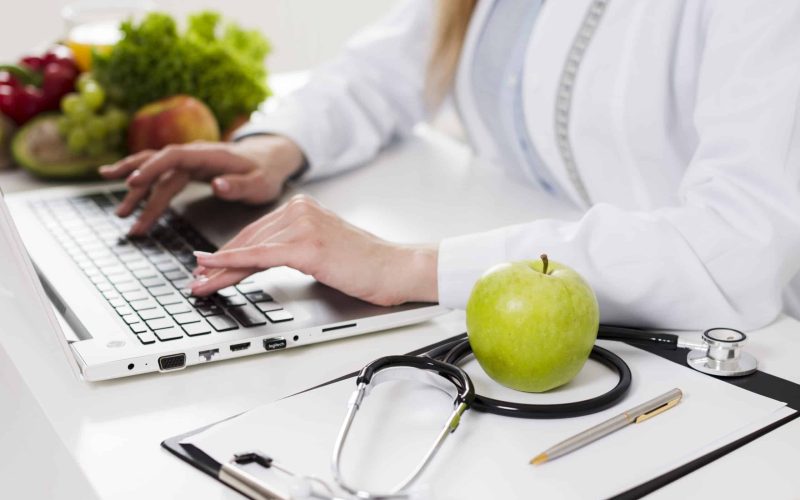 concepto-de-dieta-con-cientifica-y-comida-sana